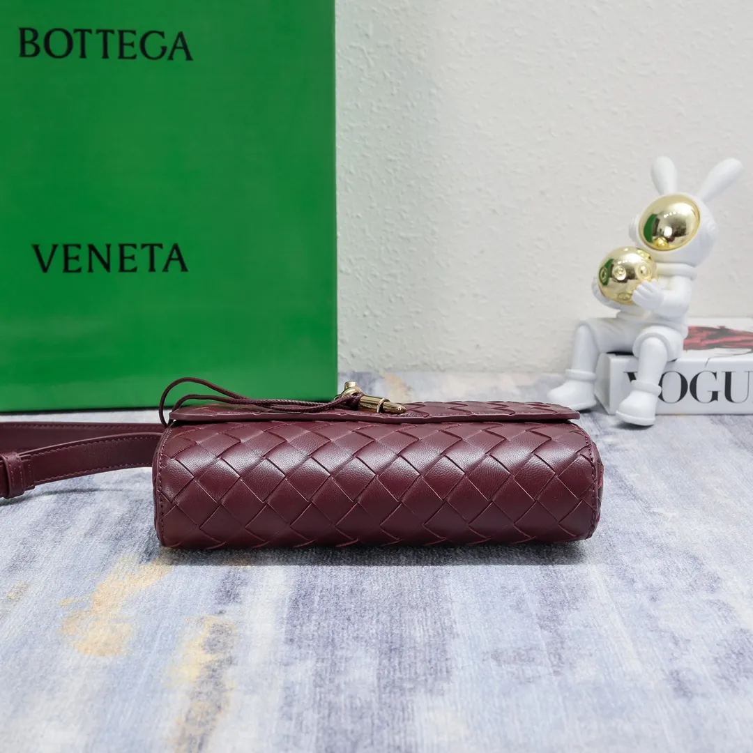 Batch 1420 Bottega Veneta's new style 🆕 mini andiamo bag is so pretty. The dark brown color is very versatile. It is high-end and casual and sexy. Andiamo is not only a commuter bag 🥰 It can be worn crossbody and carried by hand, and it is no problem to match it with evening wear. It can be matched with clothes casually, showing high-end elegance. Style number: 5545 Size: 21.5*13*4.5cm